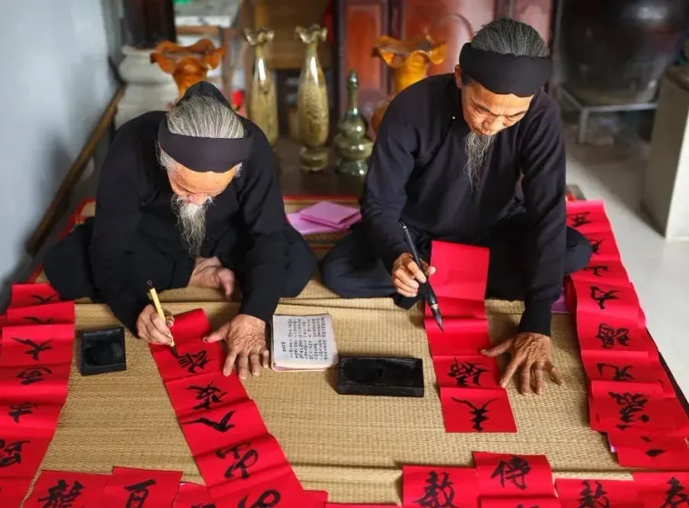 twee mannen schrijven op rood papier